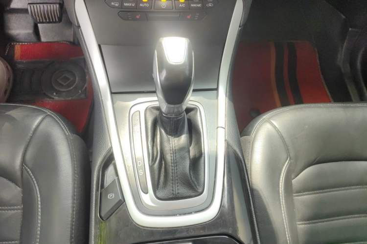 Used Ford Edge 2017 EcoBoost 245 Two-Wheel-Drive Sporty 7-Seater Gear Lever