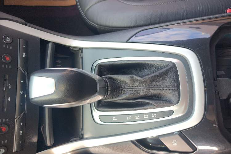 Used Ford Edge 2017 EcoBoost 245 Two-Drive Platinum Edition 5 Seats Gear Lever