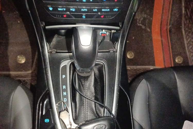 Used Ford Edge 2017 EcoBoost 245 Two-Wheel-Drive Sporty 7-Seater Gear Lever