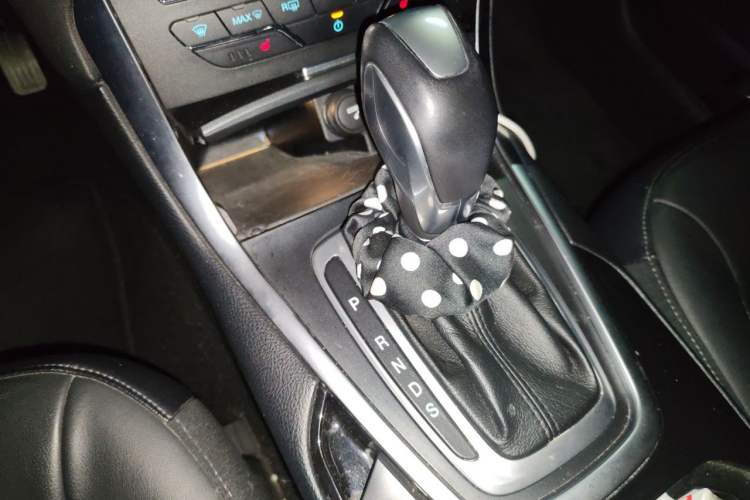 Used Ford Edge 2017 EcoBoost 245 Two-Wheel-Drive Sporty 7-Seater Gear Lever