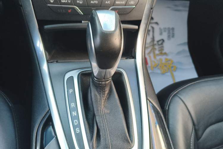 Used Ford Edge 2017 EcoBoost 245 Two-Wheel-Drive Sporty 7-Seater Gear Lever