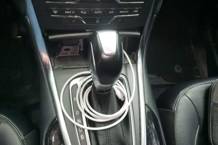Used Ford Edge 2017 EcoBoost 245 Two-Wheel-Drive Sporty 7-Seater Gear Lever