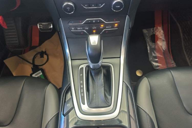 Used Ford Edge 2017 EcoBoost 245 Two-Wheel-Drive Sporty 7-Seater Gear Lever