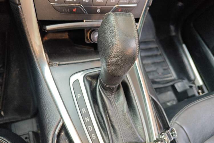 Used Ford Edge 2017 EcoBoost 245 Four-Wheel Drive Sporty 7-Seater Gear Lever
