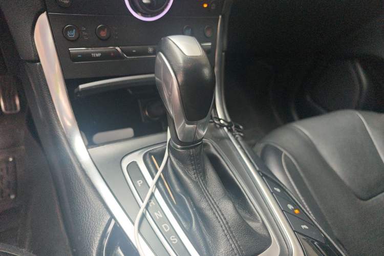 Used Ford Edge 2017 EcoBoost 245 Four-Wheel-Drive Flagship 7-Seater Gear Lever