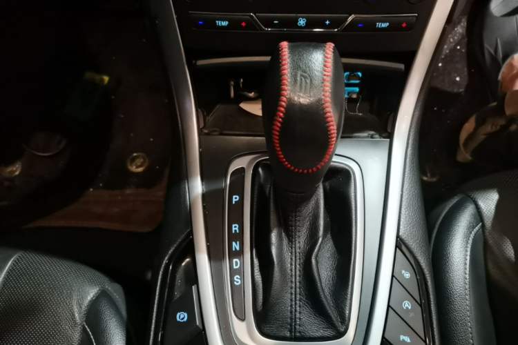 Used Ford Edge 2017 EcoBoost 245 Four-Wheel-Drive Flagship 7-Seater Gear Lever