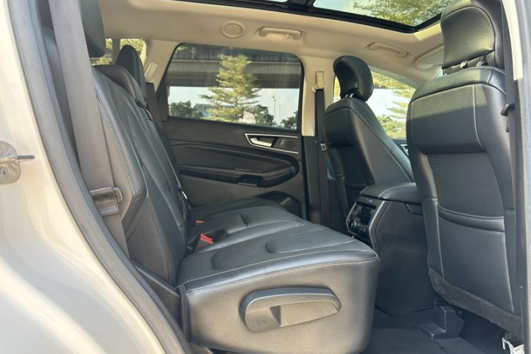 Used Ford Edge 2017 EcoBoost 245 Four-Wheel Drive Sporty 7-Seater Interior 10
