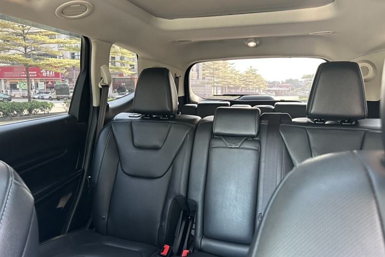 Used Ford Edge 2017 EcoBoost 245 Four-Wheel Drive Sporty 7-Seater Interior 11