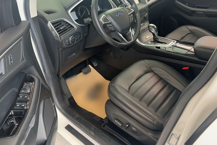 Used Ford Edge 2017 EcoBoost 245 Two-Wheel-Drive Sporty 7-Seater Interior 2