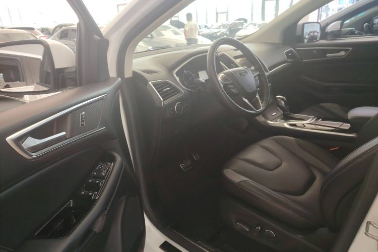 Used Ford Edge 2017 EcoBoost 245 Two-Wheel-Drive Sporty 7-Seater Interior 2
