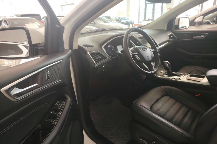 Used Ford Edge 2017 EcoBoost 245 Two-Wheel-Drive Sporty 7-Seater Interior 2
