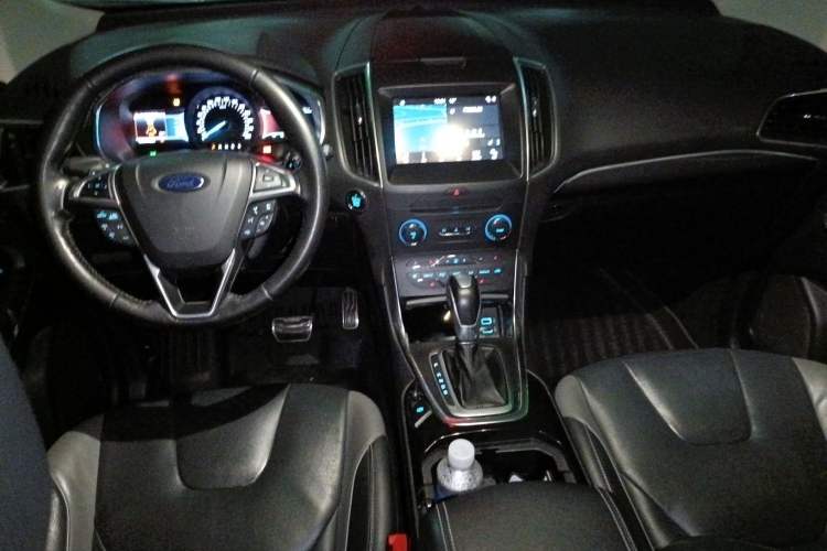 Used Ford Edge 2017 EcoBoost 245 Four-Wheel Drive Sporty 7-Seater Interior 2