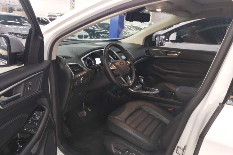 Used Ford Edge 2017 EcoBoost 245 Two-Wheel-Drive Sporty 7-Seater Interior 2