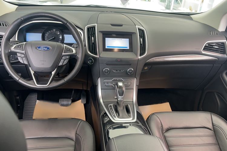 Used Ford Edge 2017 EcoBoost 245 Two-Wheel-Drive Sporty 7-Seater Interior 3