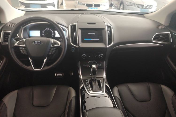 Used Ford Edge 2017 EcoBoost 245 Two-Wheel-Drive Sporty 7-Seater Interior 3