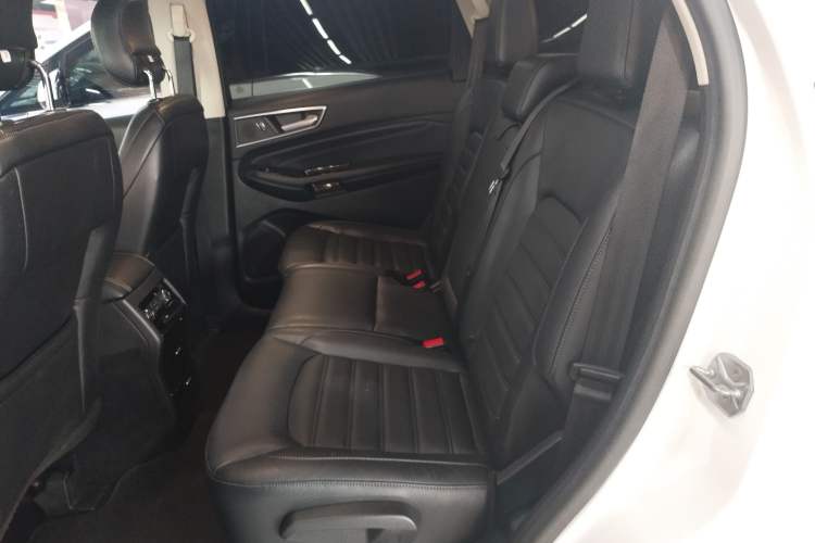 Used Ford Edge 2017 EcoBoost 245 Two-Wheel-Drive Sporty 7-Seater Interior 3