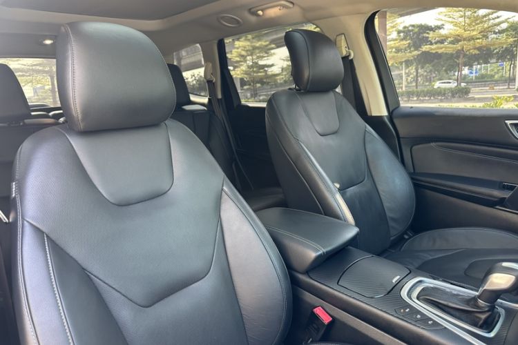 Used Ford Edge 2017 EcoBoost 245 Four-Wheel Drive Sporty 7-Seater Interior 4
