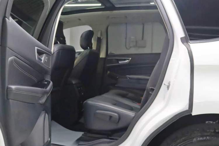 Used Ford Edge 2017 EcoBoost 245 Four-Wheel-Drive Flagship 7-Seater Interior 5