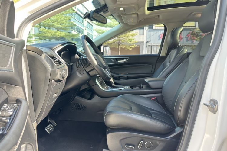 Used Ford Edge 2017 EcoBoost 245 Four-Wheel Drive Sporty 7-Seater Interior 6