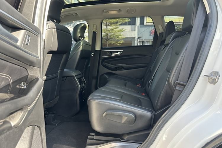 Used Ford Edge 2017 EcoBoost 245 Four-Wheel Drive Sporty 7-Seater Interior 7