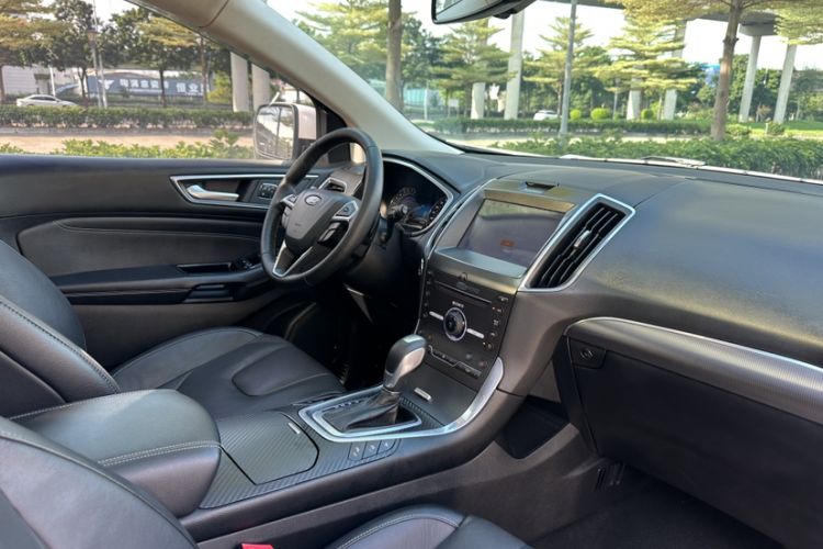 Used Ford Edge 2017 EcoBoost 245 Four-Wheel Drive Sporty 7-Seater Interior 8