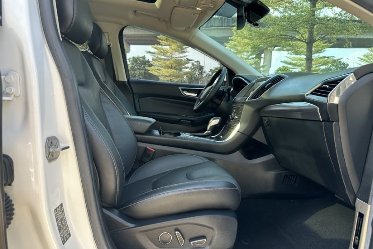 Used Ford Edge 2017 EcoBoost 245 Four-Wheel Drive Sporty 7-Seater Interior 9
