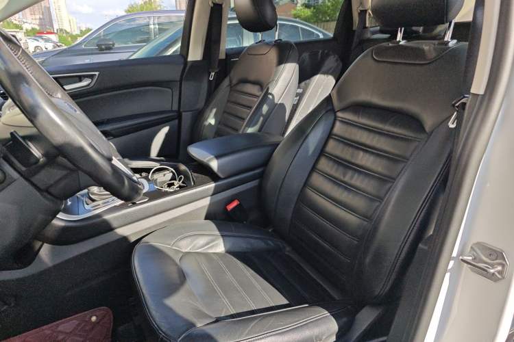 Used Ford Edge 2017 EcoBoost 245 Two-Drive Platinum Edition 5 Seats Left Front Seat