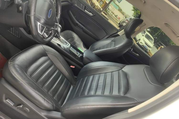 Used Ford Edge 2017 EcoBoost 245 Two-Wheel-Drive Sporty 7-Seater Left Front Seat