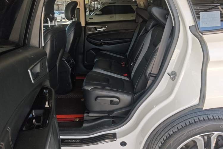 Used Ford Edge 2017 EcoBoost 245 Two-Wheel-Drive Sporty 7-Seater Left Rear Seat