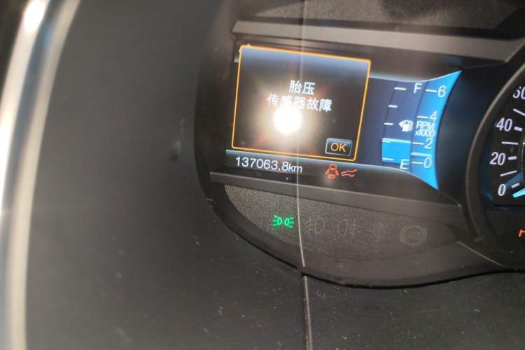 Used Ford Edge 2017 EcoBoost 245 Two-Wheel-Drive Sporty 7-Seater Odometer Close Up
