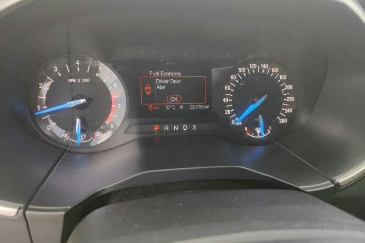 Used Ford Edge 2017 EcoBoost 245 Two-Wheel-Drive Sporty 7-Seater Odometer Close Up