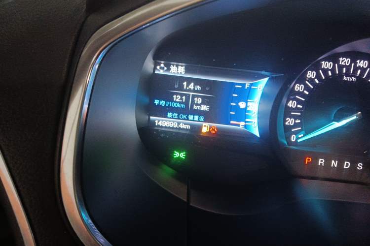 Used Ford Edge 2017 EcoBoost 245 Two-Wheel-Drive Sporty 7-Seater Odometer Close Up