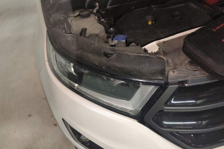 Used Ford Edge 2017 EcoBoost 245 Two-Wheel-Drive Sporty 7-Seater Right Front Headlight