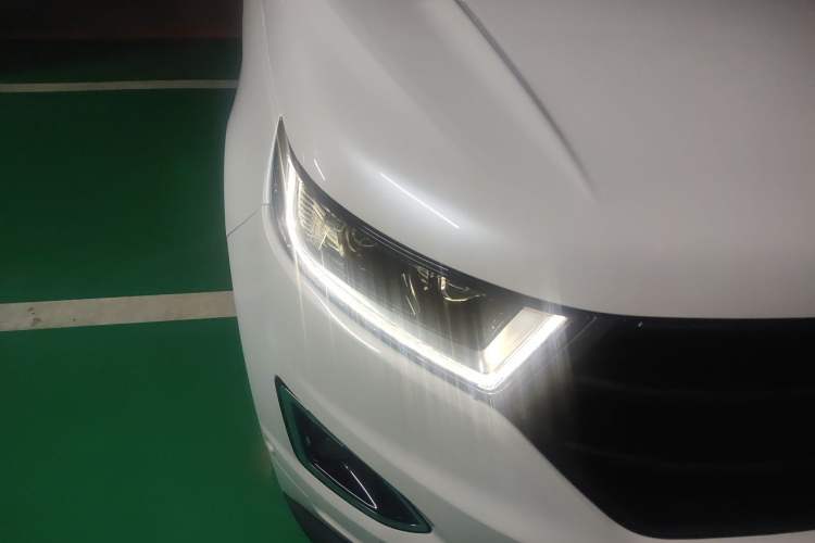 Used Ford Edge 2017 EcoBoost 245 Two-Wheel-Drive Sporty 7-Seater Right Front Headlight