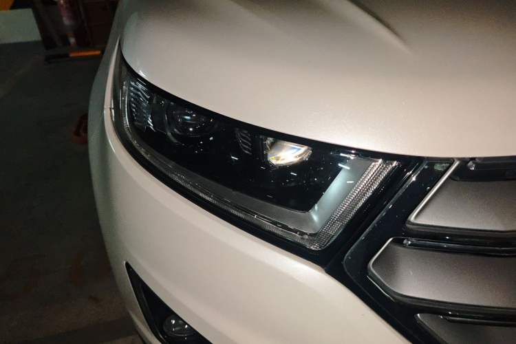 Used Ford Edge 2017 EcoBoost 245 Four-Wheel Drive Sporty 7-Seater Right Front Headlight