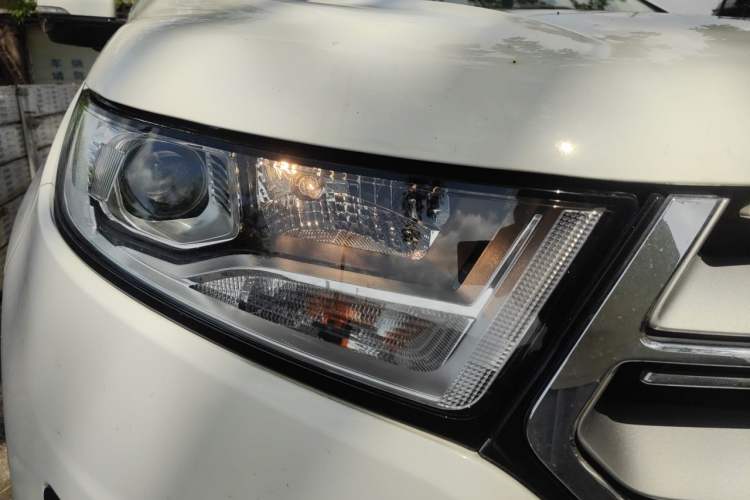 Used Ford Edge 2017 EcoBoost 245 Two-Wheel-Drive Sporty 7-Seater Right Front Headlight
