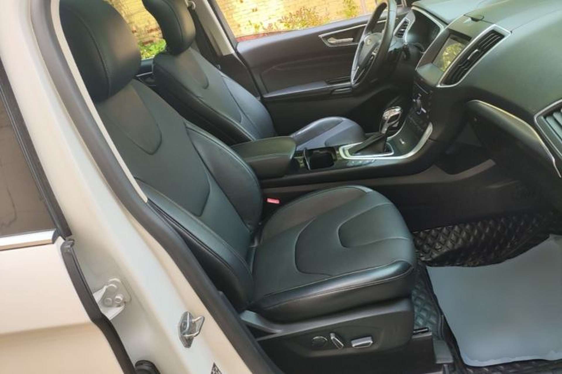 Used Ford Edge 2017 EcoBoost 245 Four-Wheel-Drive Flagship 7-Seater Right Front Seat