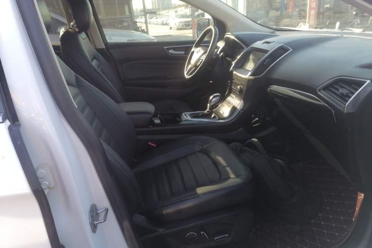 Used Ford Edge 2017 EcoBoost 245 Two-Wheel-Drive Sporty 7-Seater Right Front Seat