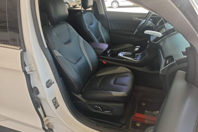 Used Ford Edge 2017 EcoBoost 245 Two-Wheel-Drive Sporty 7-Seater Right Front Seat
