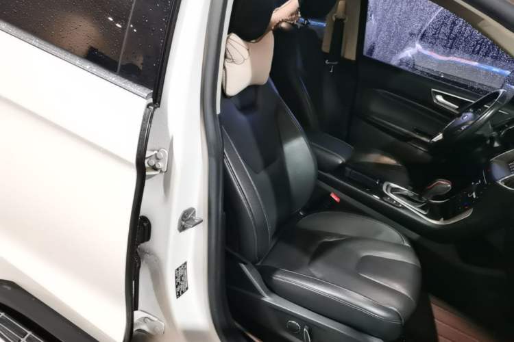 Used Ford Edge 2017 EcoBoost 245 Four-Wheel-Drive Flagship 7-Seater Right Front Seat