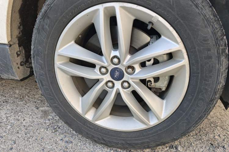 Used Ford Edge 2017 EcoBoost 245 Two-Drive Platinum Edition 5 Seats Right Front Wheel Hub