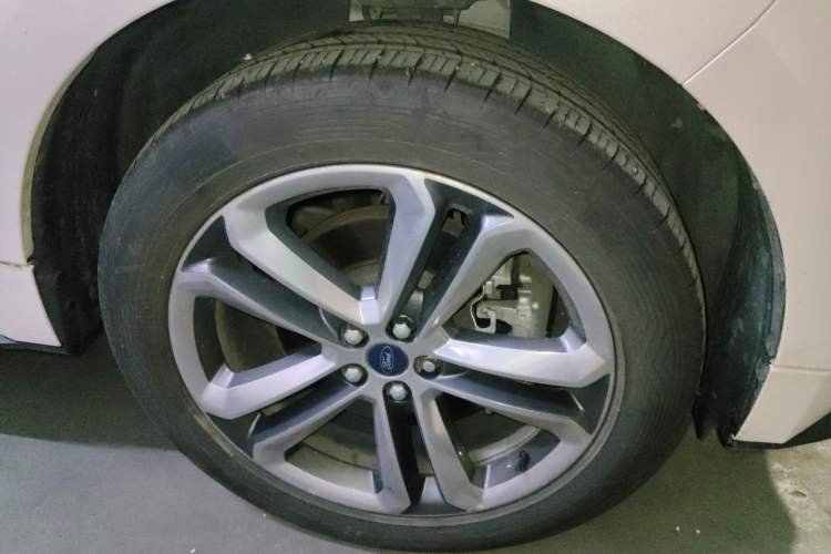 Used Ford Edge 2017 EcoBoost 245 Four-Wheel Drive Sporty 7-Seater Right Front Wheel Hub