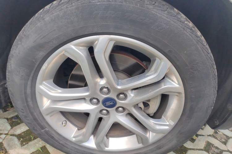 Used Ford Edge 2017 EcoBoost 245 Two-Wheel-Drive Sporty 7-Seater Right Front Wheel Hub