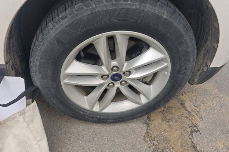 Used Ford Edge 2017 EcoBoost 245 Two-Drive Platinum Edition 5 Seats Right Front Wheel Hub