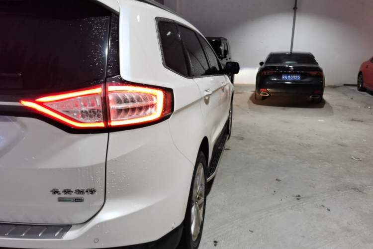 Used Ford Edge 2017 EcoBoost 245 Four-Wheel-Drive Flagship 7-Seater Right Rear Taillight
