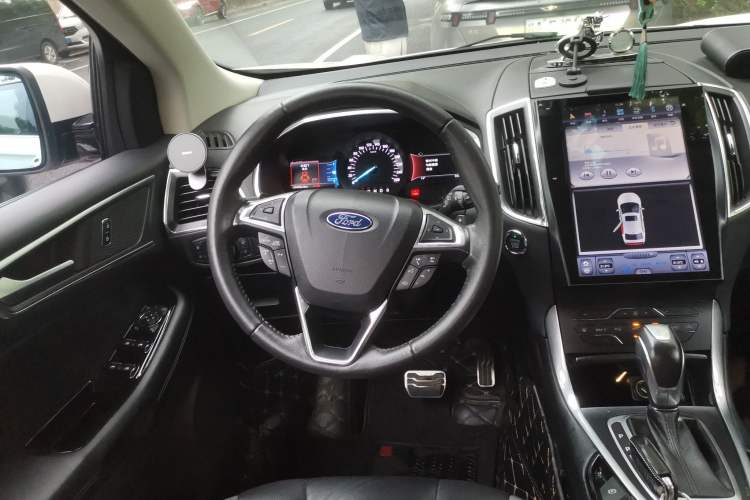 Used Ford Edge 2017 EcoBoost 245 Two-Wheel-Drive Sporty 7-Seater Steering Wheel