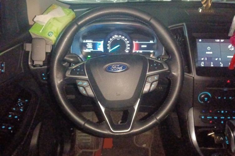 Used Ford Edge 2017 EcoBoost 245 Two-Wheel-Drive Sporty 7-Seater Steering Wheel