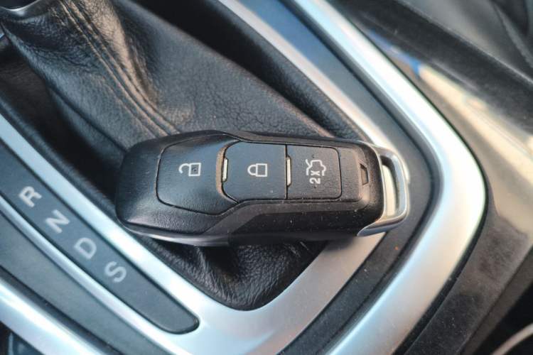 Used Ford Edge 2017 EcoBoost 245 Two-Wheel-Drive Sporty 7-Seater Vehicle Key