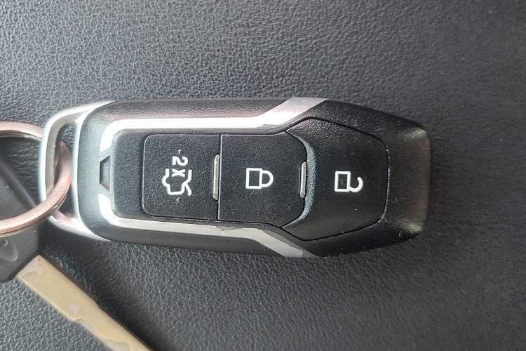 Used Ford Edge 2017 EcoBoost 245 Two-Wheel-Drive Sporty 7-Seater Vehicle Key