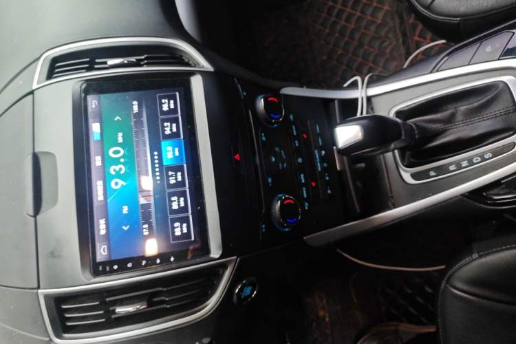 Used Ford Edge 2018 EcoBoost 245 Two-Wheel-Drive Platinum Edition 7-Seater China V Emission Standard Audio And AC Panel